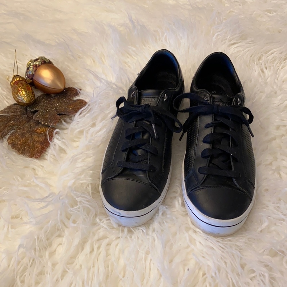 Sketchers women’s leather sneakers. Size 8.5